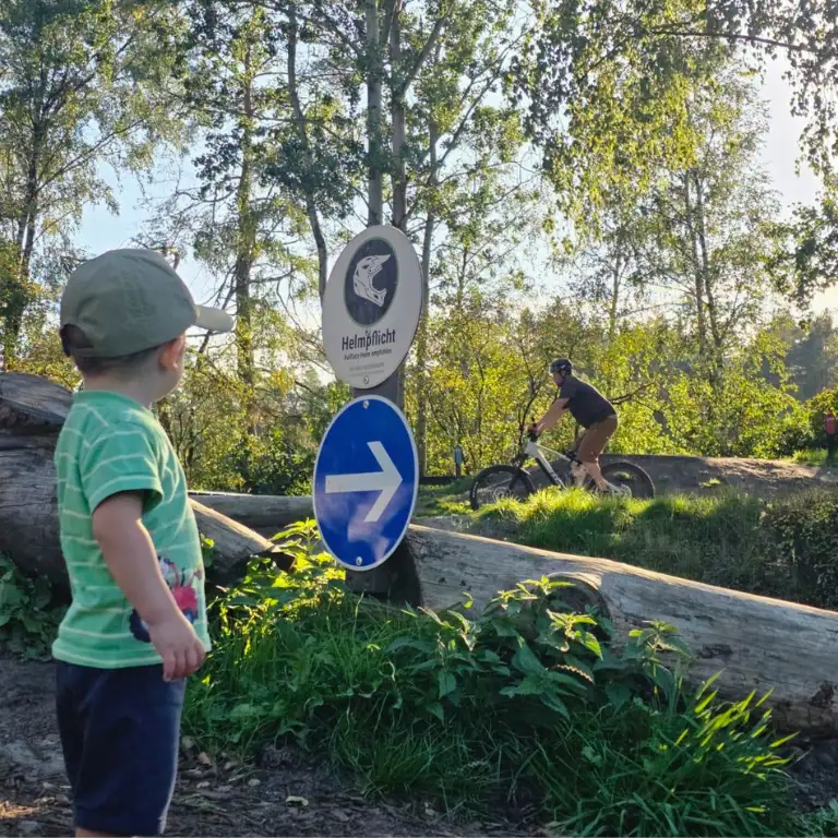 Fahrrad-Crossbahn-Bild
