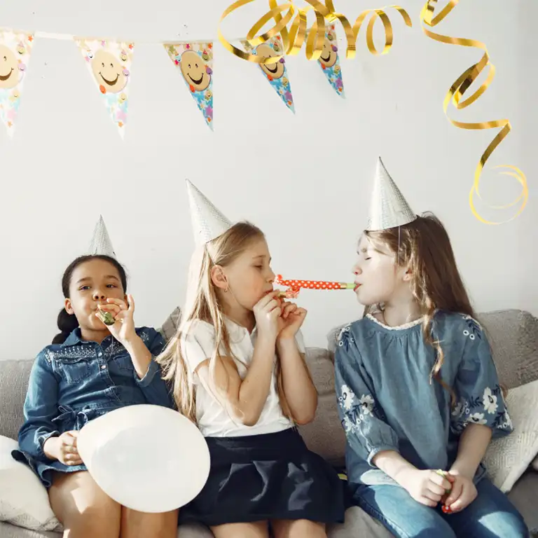 Kinder mit Partyhüten feiern zum Beispiel Fasching