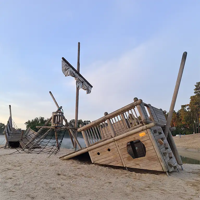 Schiffsspielplatz am Strand