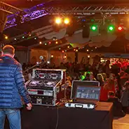 DJ auf Bühne vor Publikum