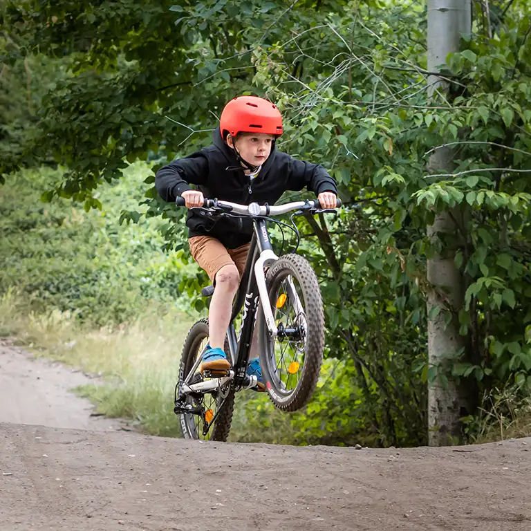 Junge auf einem Fahrrad