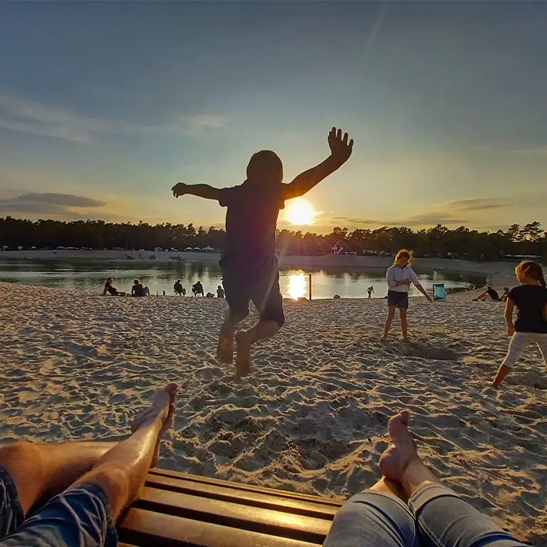 Junge springt am Strand