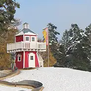 Südsee-Camp Leuchtturm am Strand im Schnee