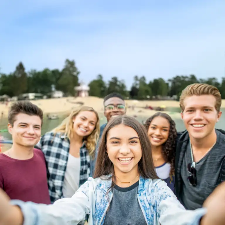Ausbildung in Wietzendorf: junge Leute vor dem Südsee-Camp Leuchtturm
